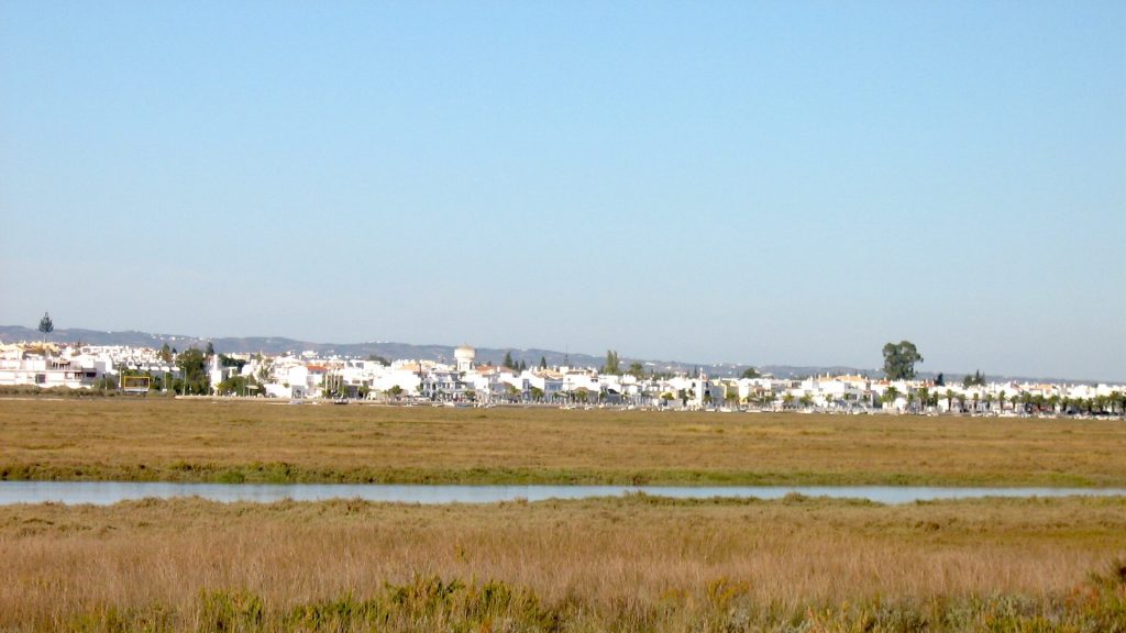 Santa Luzia vista desde el sendero de la playa de Barril, Algarve